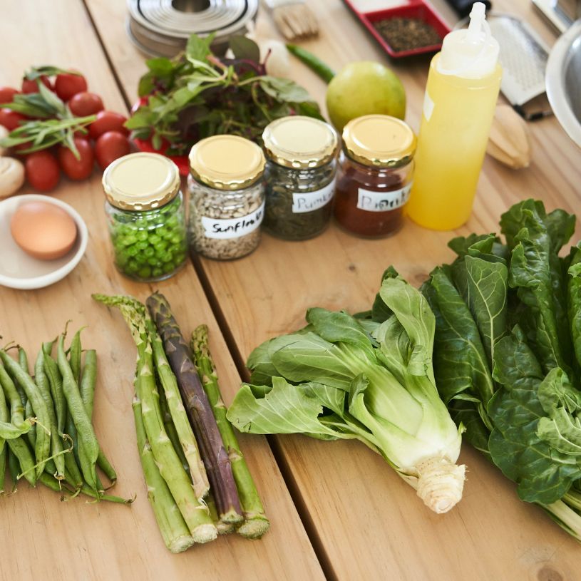 What are the benefits of taking a cooking class while on holiday?